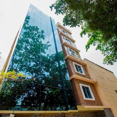 Hotel Gulshan Lake View Дакка Экстерьер фото