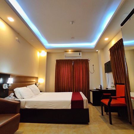 Hotel Gulshan Lake View Дакка Экстерьер фото