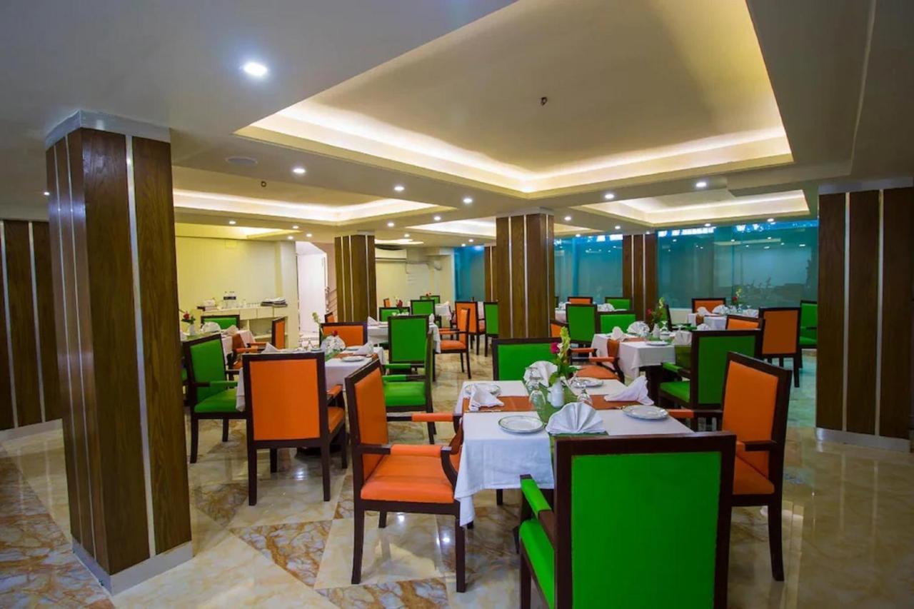 Hotel Gulshan Lake View Дакка Экстерьер фото