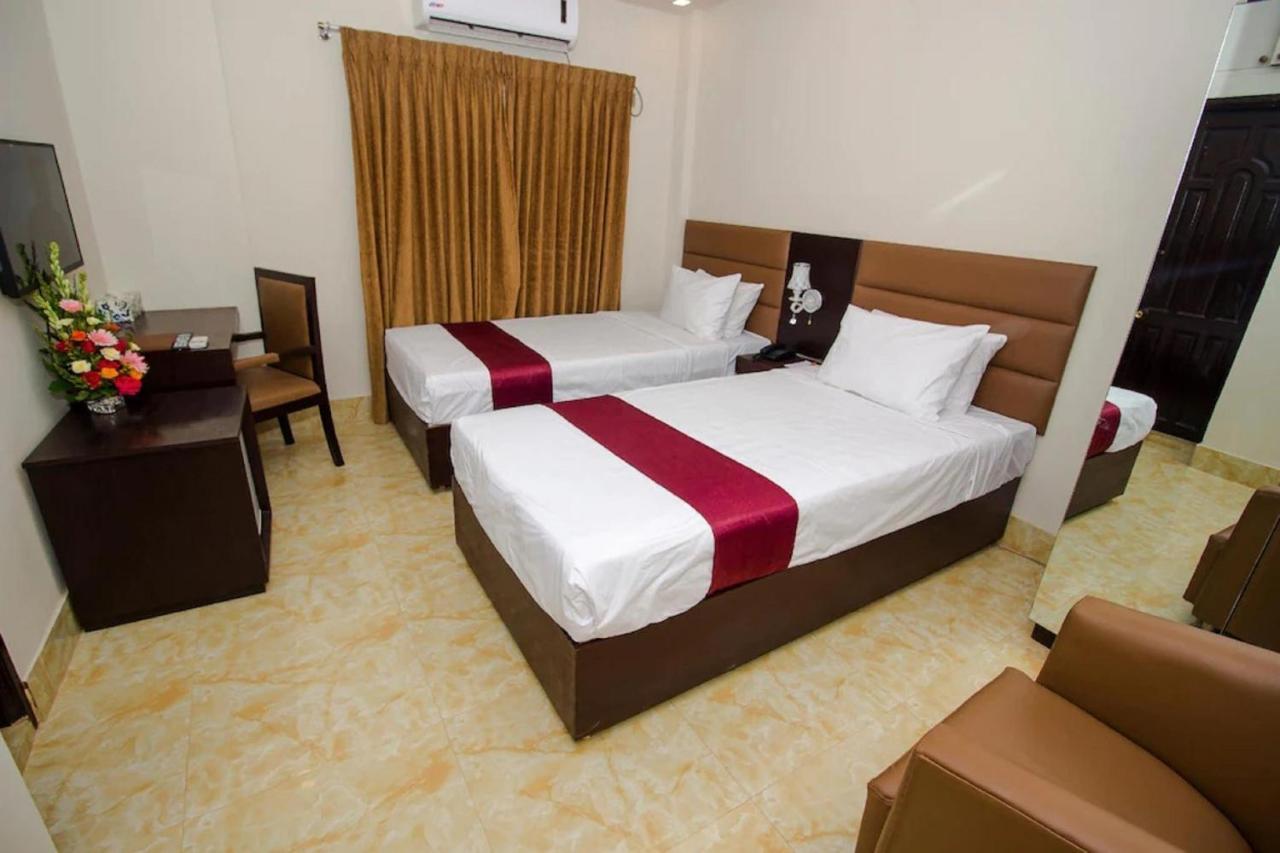 Hotel Gulshan Lake View Дакка Экстерьер фото