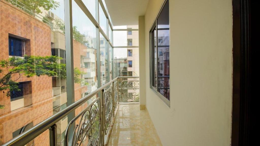 Hotel Gulshan Lake View Дакка Экстерьер фото