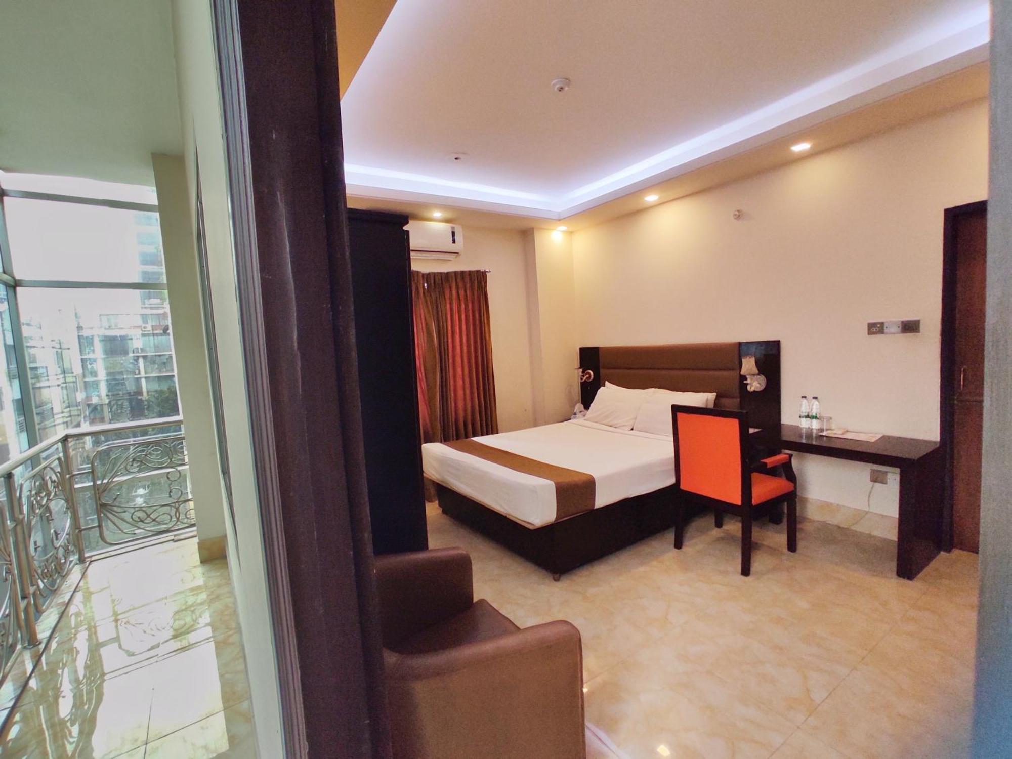 Hotel Gulshan Lake View Дакка Экстерьер фото